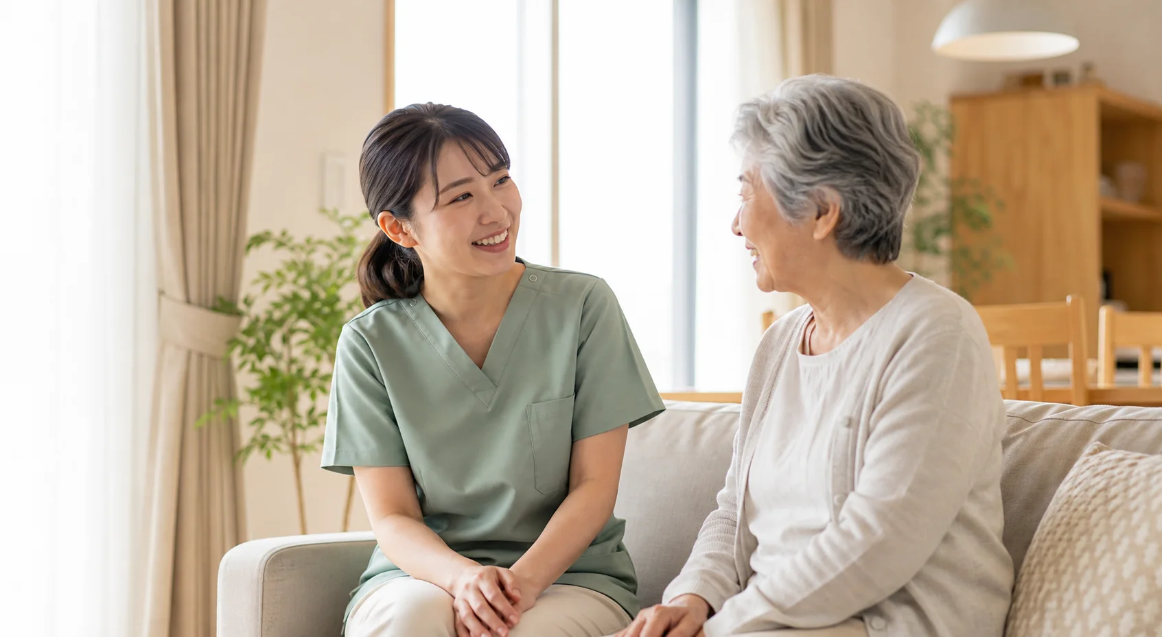 ご自宅で利用者さまと穏やかに話す訪問介護スタッフ