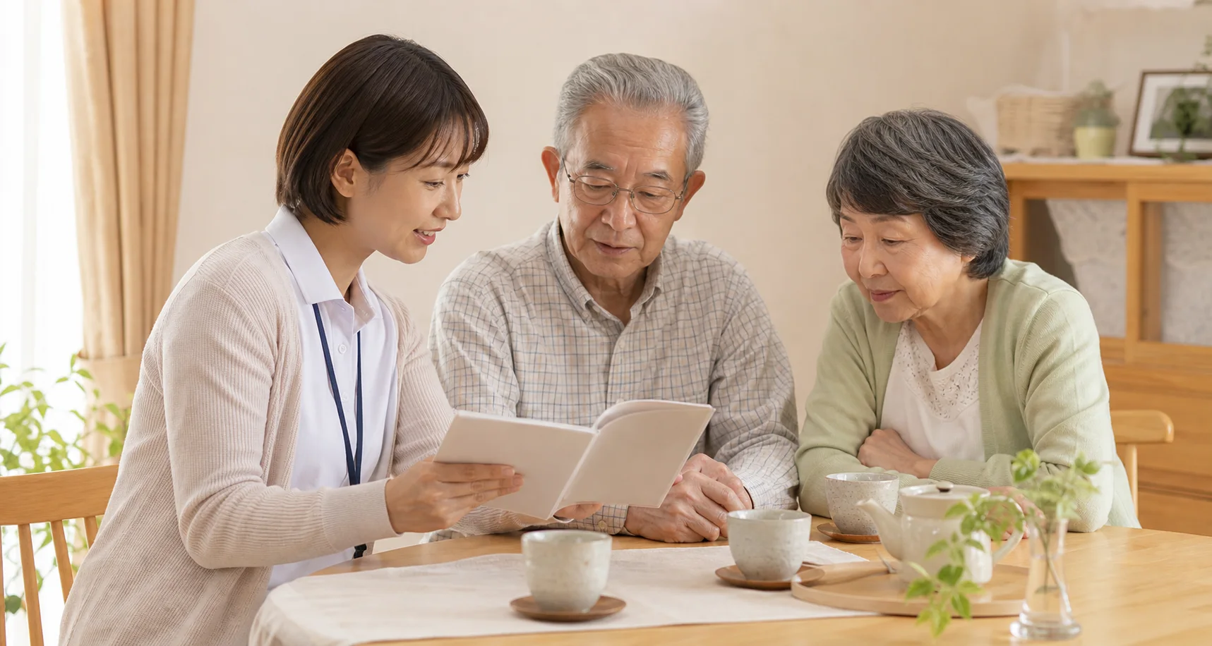 住まいや暮らしについて相談するご夫婦とスタッフ